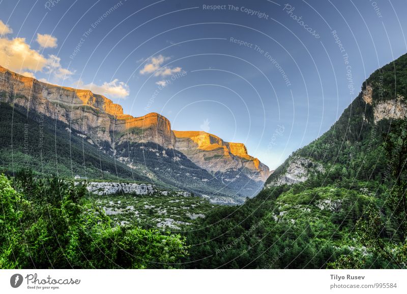 Brennende Hügel schön Berge u. Gebirge Umwelt Natur Landschaft Himmel Wolken Felsen natürlich blau grün rot weiß Beautyfotografie Aussicht beeindruckend