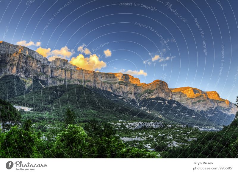 Brennende Hügel schön Berge u. Gebirge Umwelt Natur Landschaft Himmel Wolken Felsen natürlich blau grün rot weiß Farbe Beautyfotografie Aussicht beeindruckend