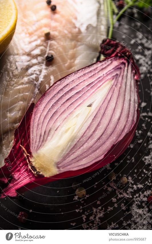 Halbe roter Zwiebel mit Salz mit Fischlilet Lebensmittel Gemüse Ernährung Mittagessen Bioprodukte Vegetarische Ernährung Diät Stil Design Gesunde Ernährung