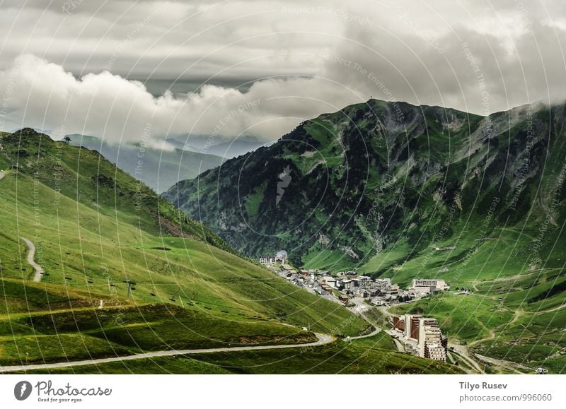 Unten in den Pyrenäen schön Ferien & Urlaub & Reisen Tourismus Winter Berge u. Gebirge Umwelt Natur Landschaft Himmel Wolken Baum Wald Hügel Platz Wege & Pfade