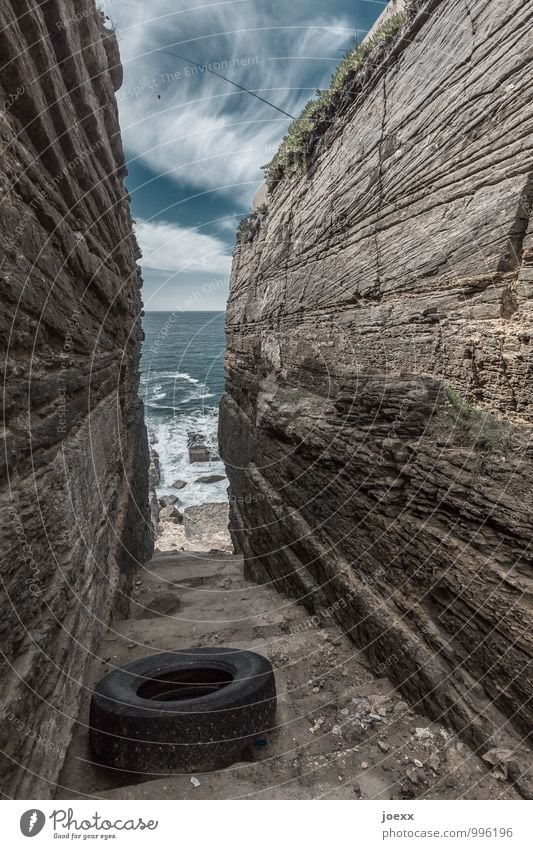 Anglerpech Angeln Natur Himmel Wolken Schönes Wetter Felsen Treppe gigantisch hoch blau braun schwarz weiß Umweltverschmutzung Autoreifen Altreifen Reifen