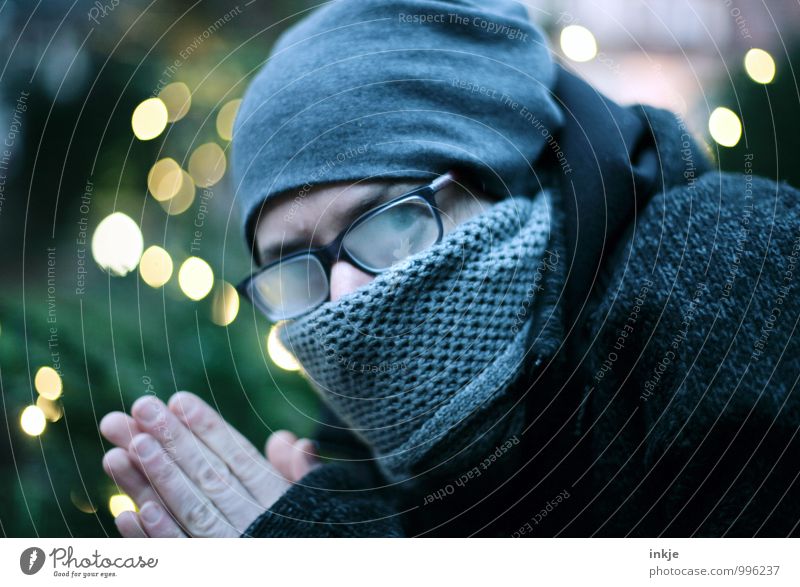 und es wird doch noch kalt Lifestyle Weihnachten & Advent Frau Erwachsene Leben Gesicht 30-45 Jahre Jacke Brille Schal Mütze frieren glänzend Blick Gefühle