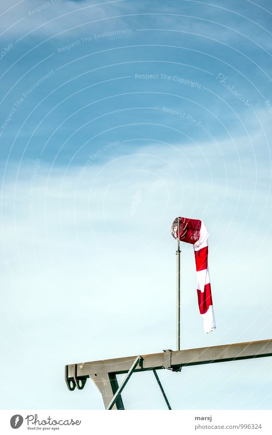 Totale Flaute Himmel Wolken Wetter Schönes Wetter Luftverkehr Windsack Streifen leuchten einfach blau rot gestreift rot-weiß-rot flau schlaff Windstille Anzeige