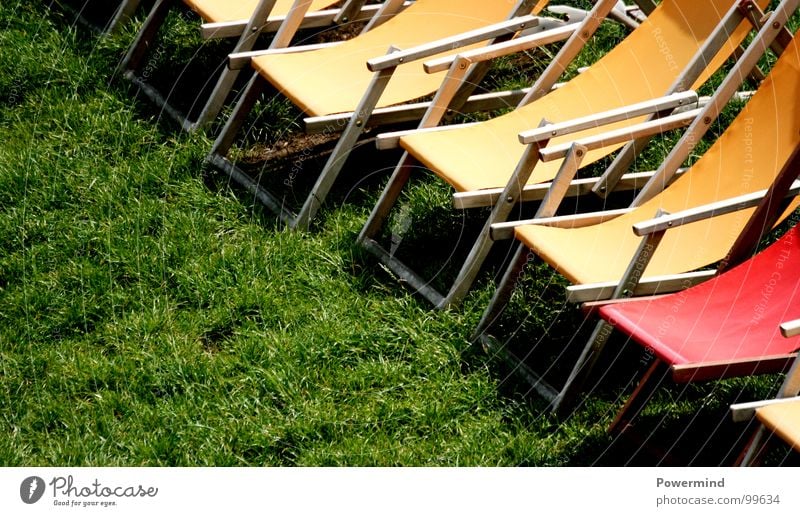 ColouredSummerSitIn Sommer Wiese grün Liegestuhl Bar Gast Saison Eröffnung Kellner gelb rot Ferien & Urlaub & Reisen Erholung Gastronomie sun Rasen neueröffnung