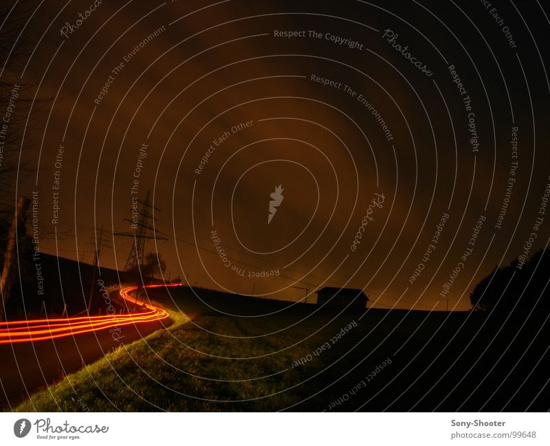 Der Weg in das Ungewisse Wolken Verkehr Lichtstreifen Langzeitbelichtung Bremslicht Rücklicht Belichtung Nachtlicht Nachtfahrt Autobahn Geschwindigkeit Feld