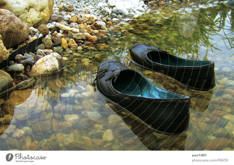 mini-boote legen an II Schuhe Wasserfahrzeug Bach Reflexion & Spiegelung Im Wasser treiben ankern Sommer Kühlung Strand Teich ertrinken Fluss Küste Felsen Stein