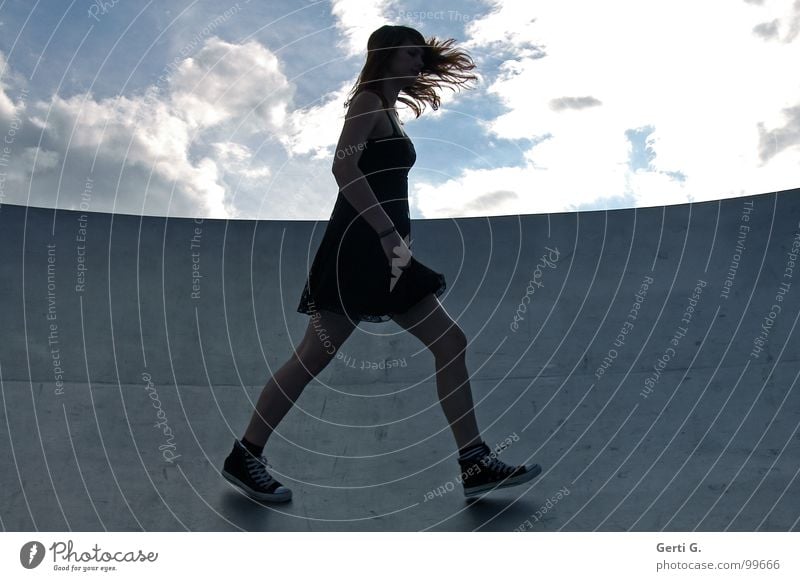 perfekter Halt Sturm Windböe abrupt Leidenschaft Frau langhaarig dünn Kleid Minikleid kurz Chucks Wolken Armband Gegenlicht gehen entgegengesetzt dunkel