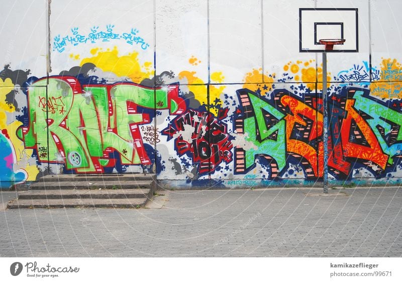 streetball Wand Ballsport Korb Basketballkorb mehrfarbig grell Spielen Freude Verkehrswege Treppe Schulhof Graffiti streetballplatz ralf Leben Berlin Farbe