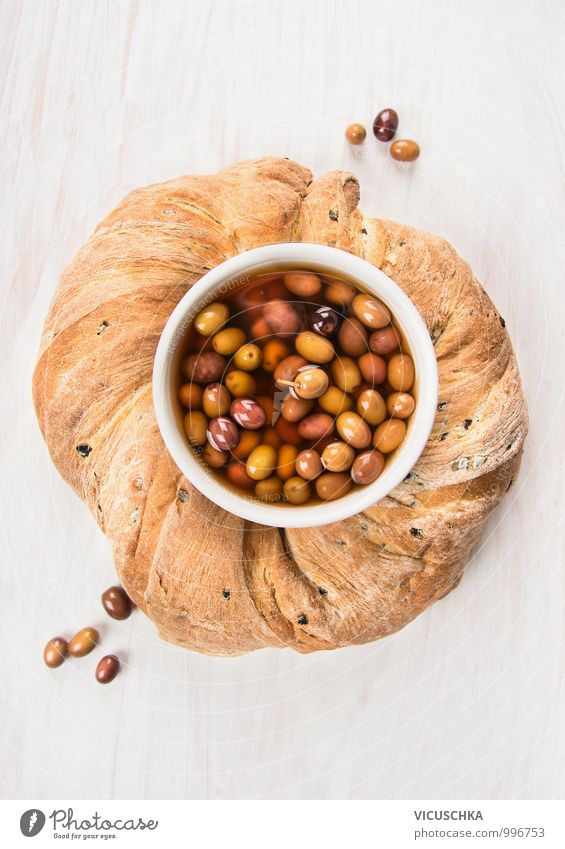 Runder Ciabatta Brott mit Oliven. Lebensmittel Gemüse Ernährung Mittagessen Bioprodukte Vegetarische Ernährung Diät Schalen & Schüsseln Stil Design Snack weiß