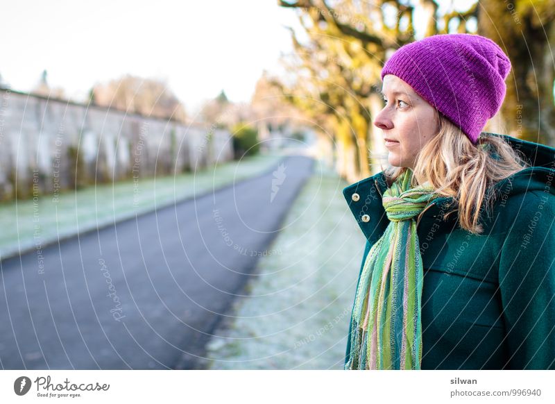 unsicher? feminin Junge Frau Jugendliche 1 Mensch 30-45 Jahre Erwachsene Sonnenlicht Winter Schönes Wetter Park beobachten Denken frieren Blick träumen