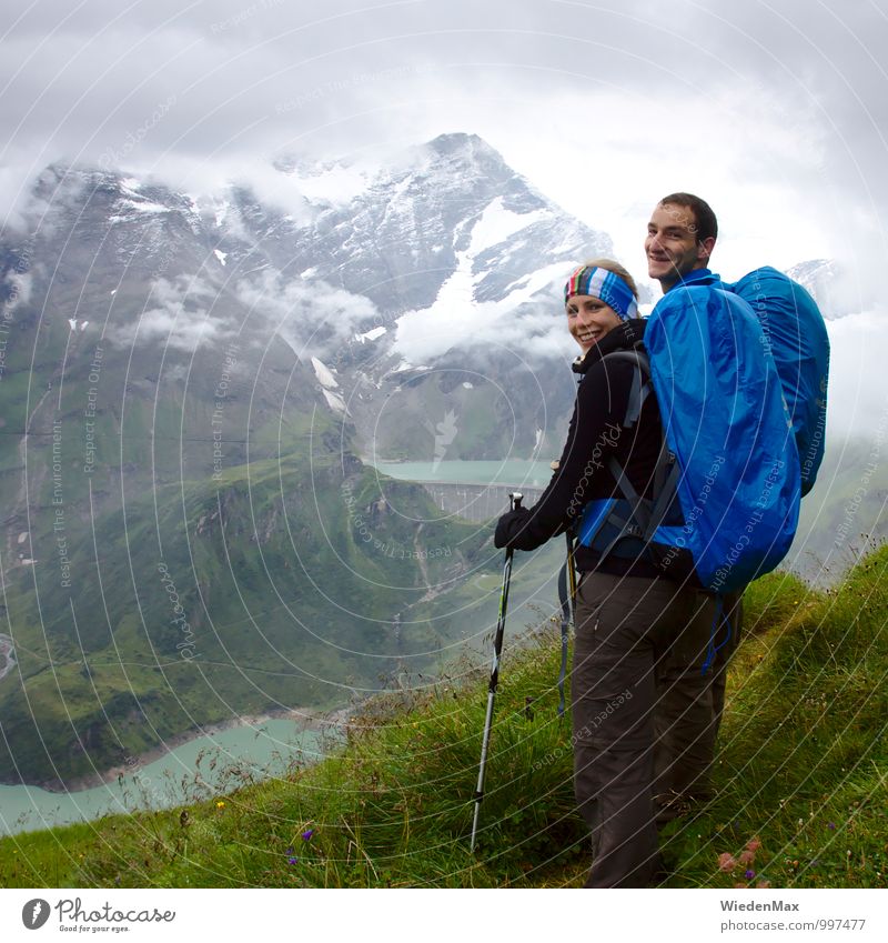 Bergwanderung Quadrat sportlich Fitness Ferien & Urlaub & Reisen Freiheit Expedition Berge u. Gebirge wandern Klettern Bergsteigen Mensch Junge Frau Jugendliche