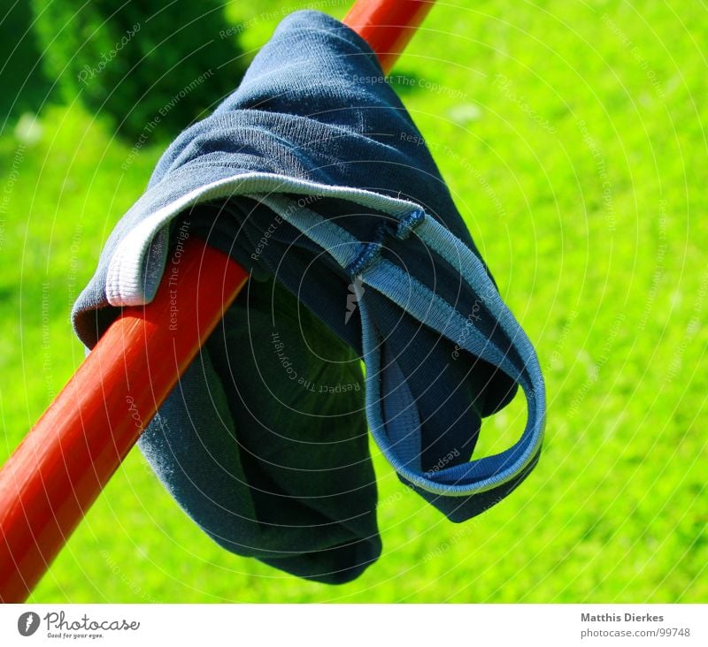 ABHÄNGEN Unterhemd Bekleidung Stab Schaukel Sommer Physik heiß braun Sonnenbad wegwerfen achtlos heizen Gras grün diagonal trocken trocknen Spielen