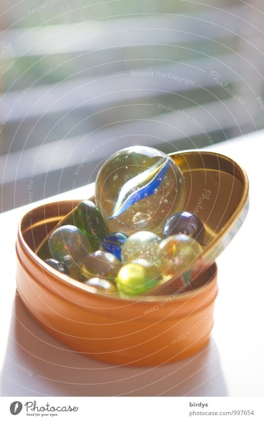 runde bunte Schätze Spielen Murmel Dose Glas Metall ästhetisch Freundlichkeit positiv Freude Kindheit Nostalgie Spielzeug Glaskugel Sonnenstrahlen Farbfoto