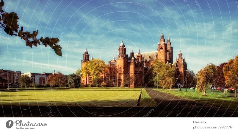 Kelvingrove Art Gallery Glasgow Kunst Museum Kunstwerk Architektur Kultur Herbst Park Wiese Schottland Stadt Stadtzentrum Burg oder Schloss Turm Bauwerk