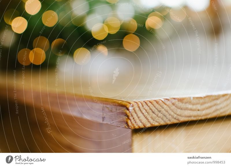 On the edge. Holz ästhetisch eckig einfach glänzend nah Wärme weich Tisch Tischplatte Tischkante Holztisch Lichterkette Farbfoto Innenaufnahme Nahaufnahme