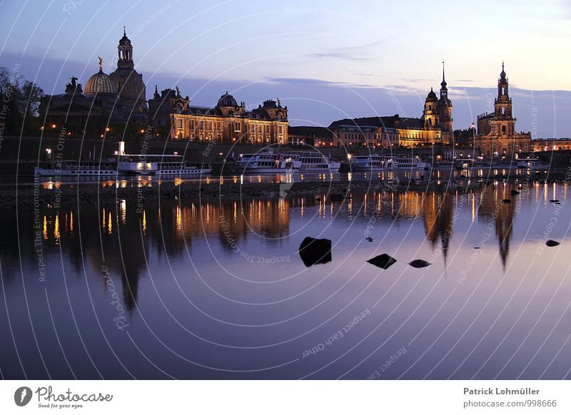 Dresden bei Abenddämmerung Architektur Umwelt Wasser Himmel Flussufer Deutschland Europa Hauptstadt Stadtzentrum Altstadt Skyline Kirche Bauwerk Gebäude