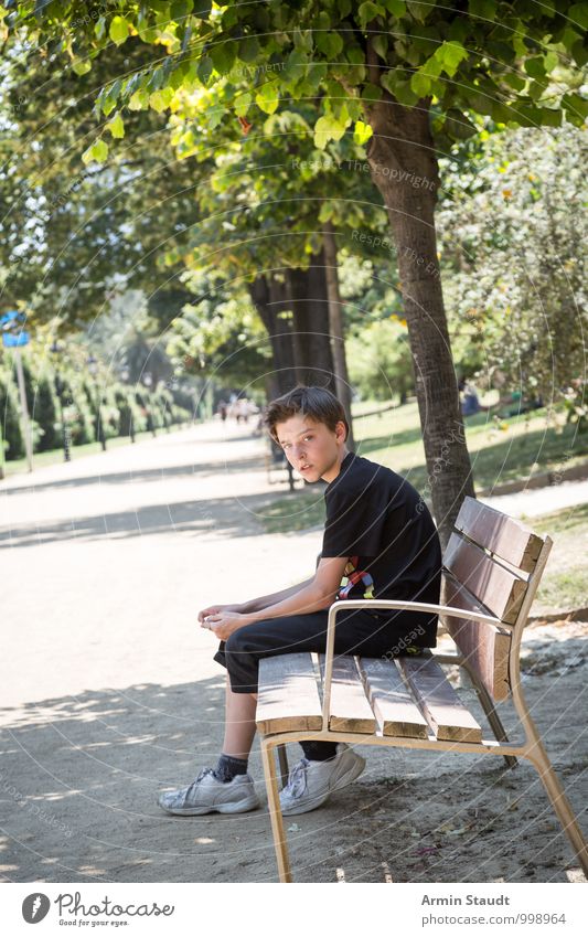 Junge - Park - Bank Lifestyle Erholung Ferien & Urlaub & Reisen Mensch maskulin Jugendliche 1 13-18 Jahre Kind Natur Sommer Schönes Wetter Baum Garten Barcelona