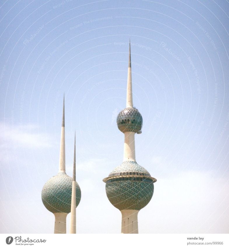 Kuwait Towers Kunst Scheich Arabien Funkturm Naher und Mittlerer Osten rund Wolken Sommer Wahrzeichen Futurismus Wasserturm Himmel Denkmal modern Wüste