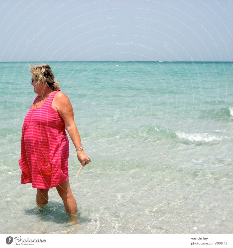 Muschelsammlerin I Mutter Meer Strand Kleid heiß Einsamkeit Ferne Horizont braun Sonnenbrand Sonnenbad Frau dick rund Wellen rein Karibisches Meer träumen