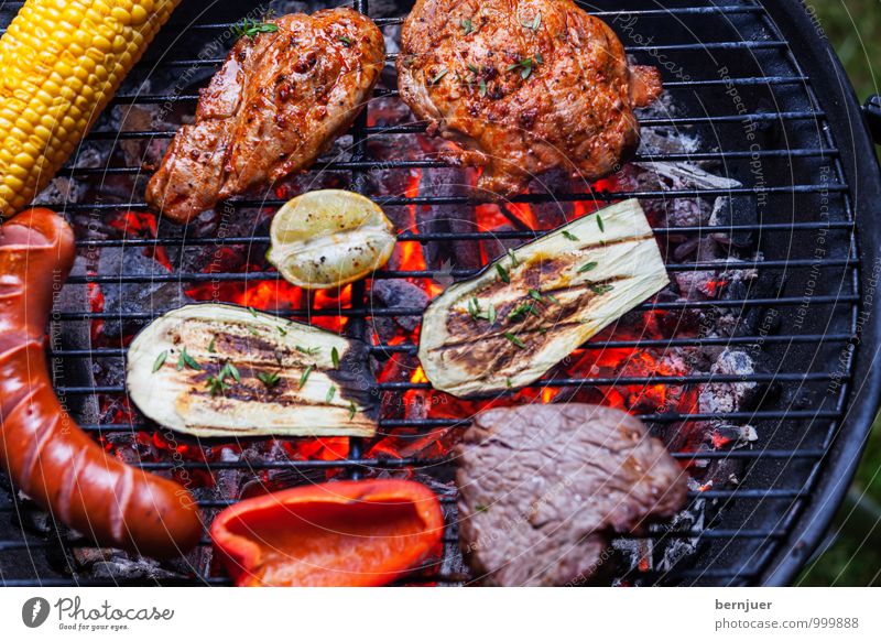 Grill von oben gesehen Lebensmittel Fleisch Wurstwaren Gemüse Abendessen Sommer gut heiß Aufsicht Grillrost Rindfleisch Schweinefleisch Kohle Glut Grillkohle