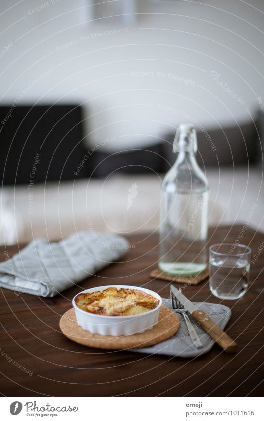 Potato-Apple-Gratin Dough Baked goods Nutrition Lunch Vegetarian diet Crockery Fresh Delicious Colour photo Interior shot Deserted Day Shallow depth of field