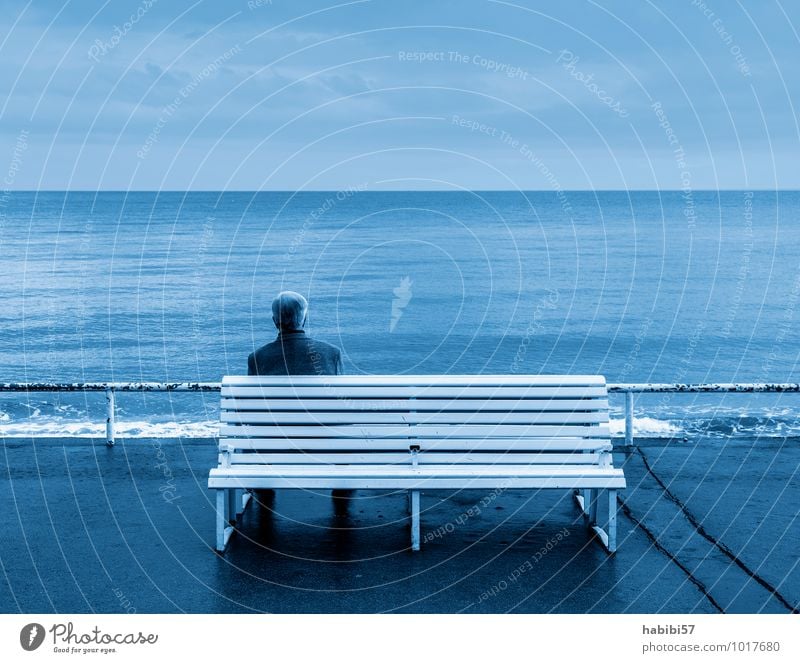 The width Masculine Man Adults Life 1 Human being 45 - 60 years Water Sky Clouds Coast Observe Relaxation To enjoy Cold Blue Peaceful Calm Sadness Longing