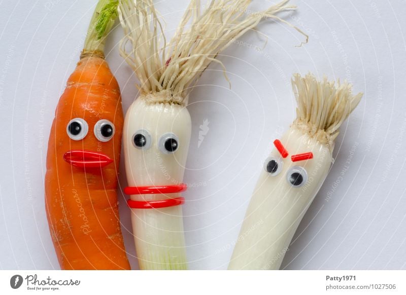 Vegetables with googly eyes stuck on them depicts a jealousy scene Carrot Shallot Onion Observe Sympathy Together Love Jealousy Anger Aggravation Colour photo