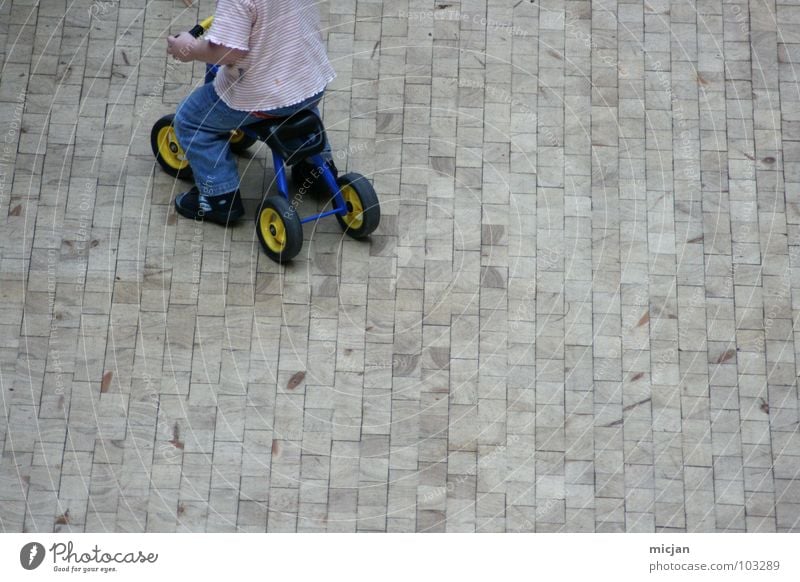 &lt;font color="#ffff00"&gt;-=¾=- sync:ßÇÈâÈâ Child Playing Tricycle Small Toddler Bird's-eye view Hunting White Against Red Lose Success Doomed Sporting event