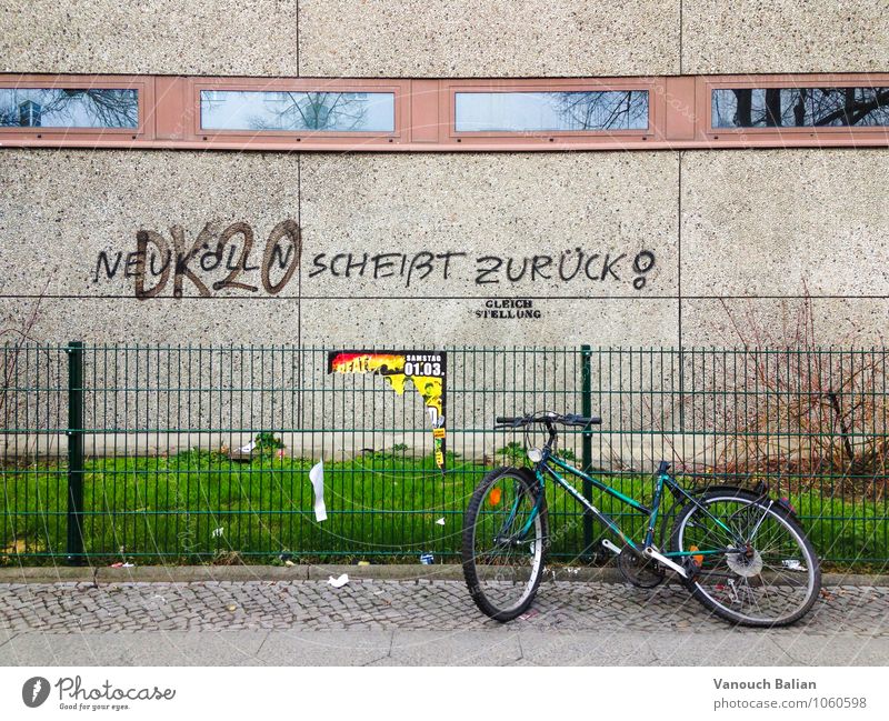 Neukölln shits back! Capital city Manmade structures Building Wall (barrier) Wall (building) Scream Berlin Ghetto Cycling tour Fence Car Window Aggression