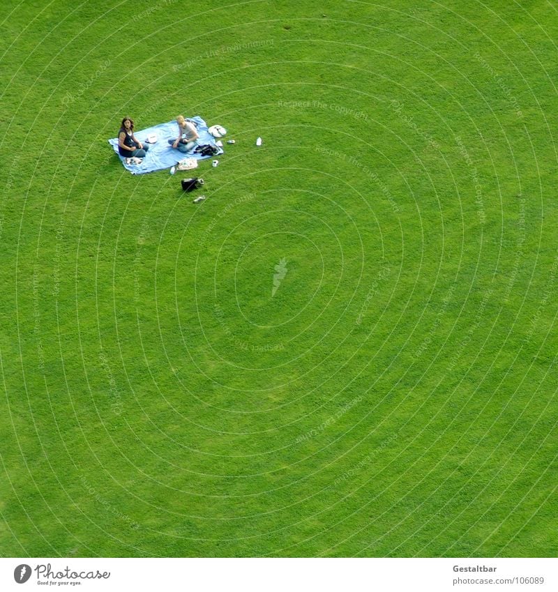 Lisa and Marie Meadow Relaxation Goof off Bum around Break Boredom Stay Blonde Brunette Formulated picnic Sit Blanket Nature Killesberg Exterior shot