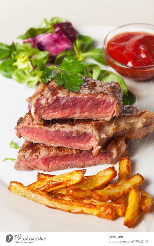 steak frites Food Meat Vegetable Lettuce Salad Dinner Slow food Plate Bowl Good Debauchery Steak French fries beef steak Filet mignon Ketchup Sliced medium