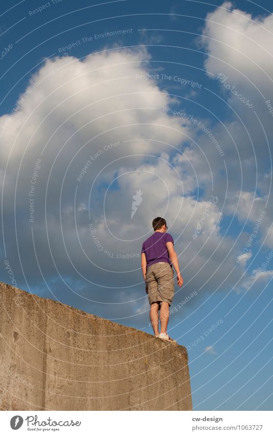 Right at the top and right at the front Human being Masculine Young man Youth (Young adults) Man Adults 1 18 - 30 years 30 - 45 years Ruin Wall (barrier)