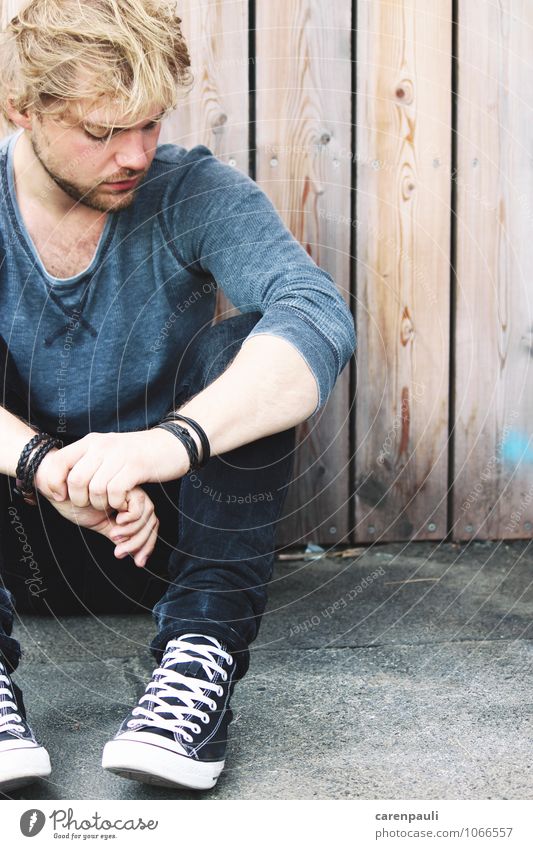 On the wall Masculine Young man Youth (Young adults) 1 Human being 18 - 30 years Adults Town Wall (barrier) Wall (building) Fashion Jeans Sneakers Blonde