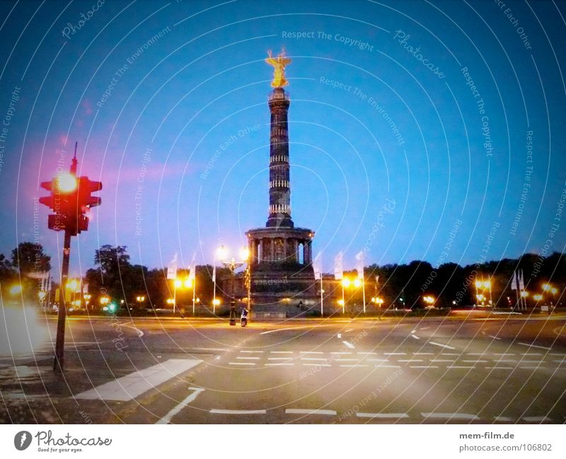 big star Night Traffic circle Goldelse victory statue Traffic light Red Transport Tourism Landmark Berlin Traffic infrastructure Monument Angel Mixture