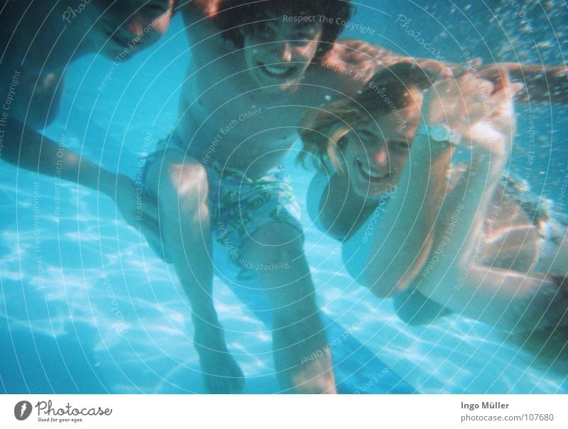 in the pool 2 Summer Bathroom Swimming pool Water wings Swimming trunks Pants Water blister Air bubble Dive Stop Bikini Woman Friendship Leisure and hobbies