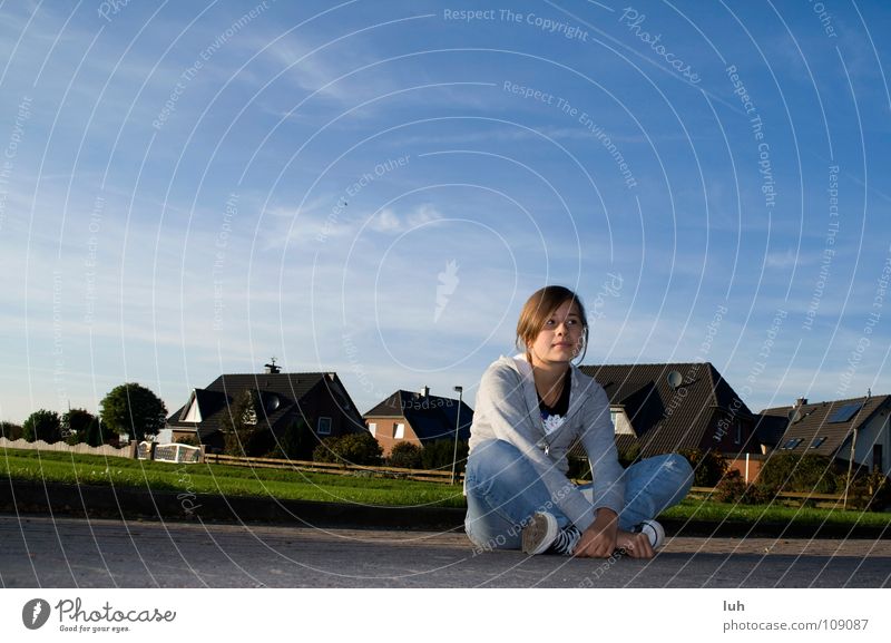 the good frog perspective Clouds Worm's-eye view Sit Cross Legged Crouch Village Gloomy Relaxation Bum around Sky Far-off places Youth (Young adults) Diagonal