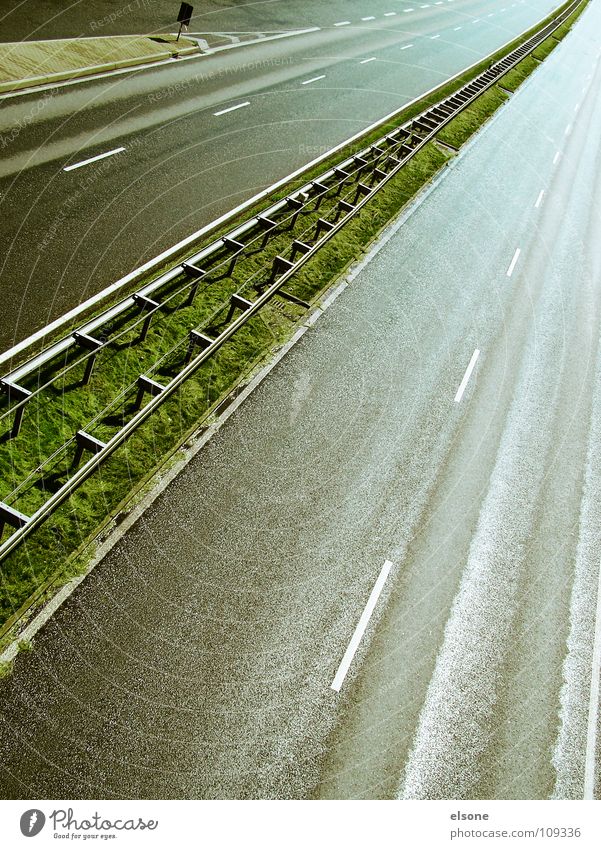 ::AUTOPISTA:: Highway Infrastructure Transport Concrete Crash barrier Multi-line Wet Dangerous Vehicle Driving Median strip Vanishing point Central Green Gray