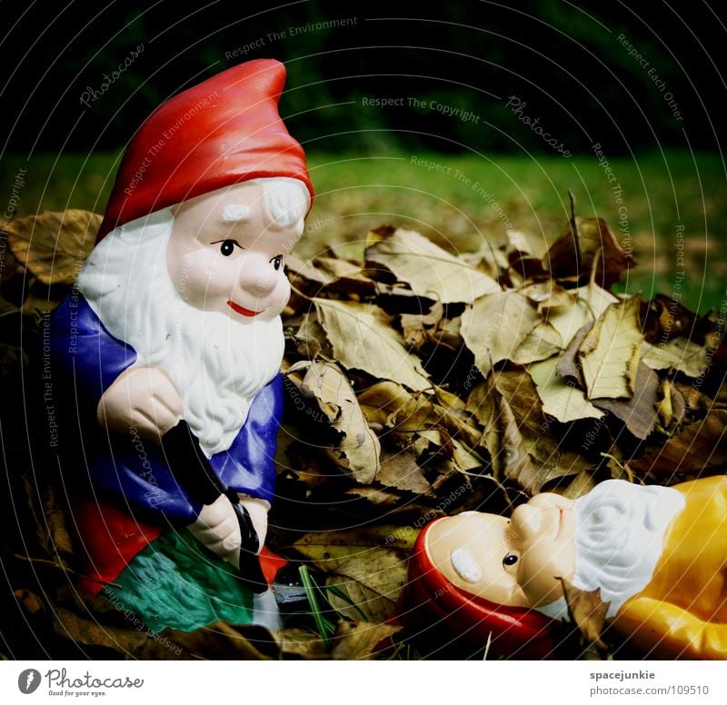 dwarf murder Dwarf Garden gnome Leaf Shovel Whimsical Petit bourgeois Village Joy Dig Bury Murder Sacrifice Death allot settlement