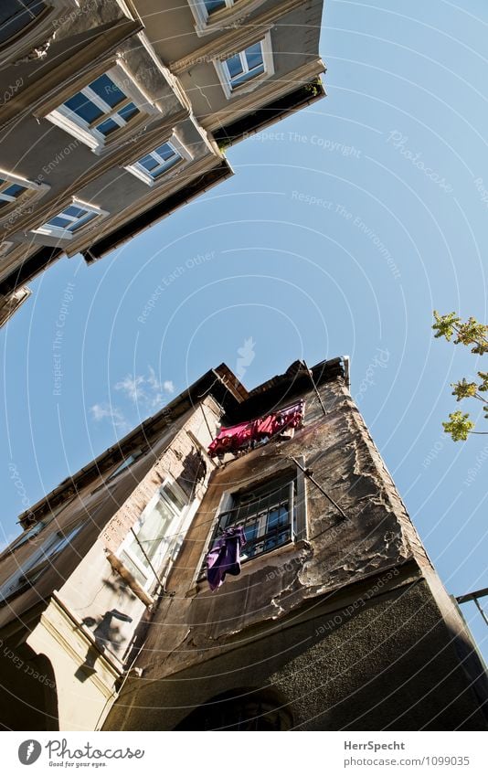 What's up City trip Flat (apartment) Istanbul Downtown Old town House (Residential Structure) Facade Window Trashy Blue Brown Clothesline Flake off Paintwork