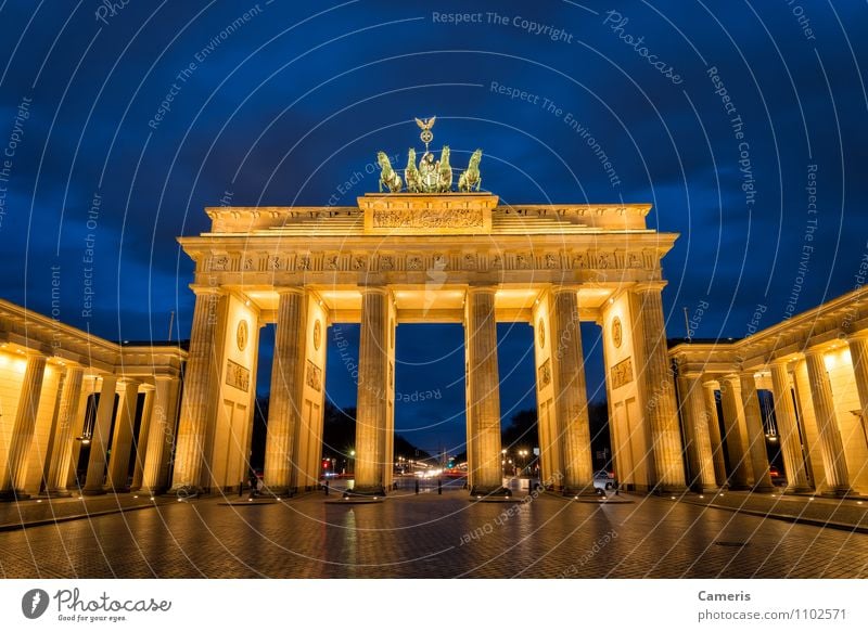 Brandenburger Tor Small Town Capital city Downtown Gate Architecture Tourist Attraction Monument Brandenburg Gate Vacation & Travel Freedom War Crisis