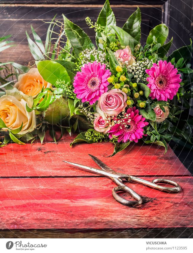 Old scissors and bunch of flowers Elegant Style Design Garden Decoration Table Feasts & Celebrations Valentine's Day Mother's Day Birthday Nature Plant Flower