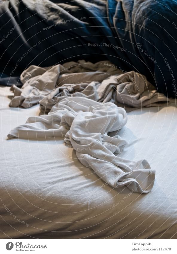 Extreme buzz Bed Shirt T-shirt Sweater Undershirt Pyjama Sheet Bedclothes Laundry Sleep Arise Morning Untidy Wrinkles Chaos Tidy up Knot Weekend Going out