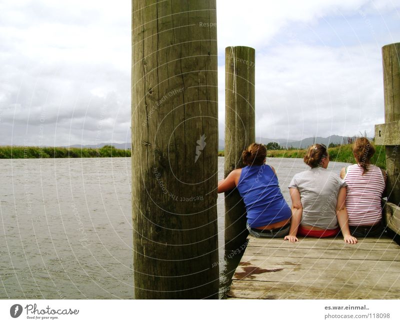 can you count troenen? Summer Summer vacation To talk Young woman Youth (Young adults) Friendship Life 3 Human being Water Lakeside River bank Footbridge