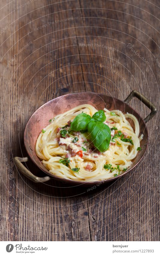 Spliff (those were the days) Meat Cheese Herbs and spices Dinner Bowl Pan Kitchen Fresh Delicious White Noodles Spaghetti carbon macaw Basil Copper Rustic