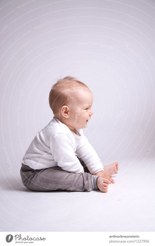 Toddler sitting on the floor Lifestyle Healthy Leisure and hobbies Playing Parenting Kindergarten Child Human being Masculine Boy (child) Infancy 1