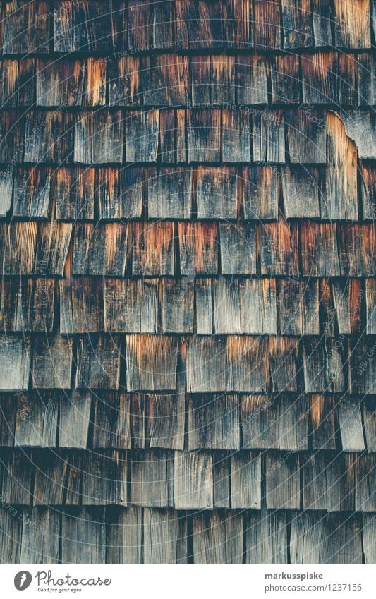 wooden shingle Living or residing Flat (apartment) Village Deserted House (Residential Structure) Hut Architecture Shingle roof shingle façade Alpine hut