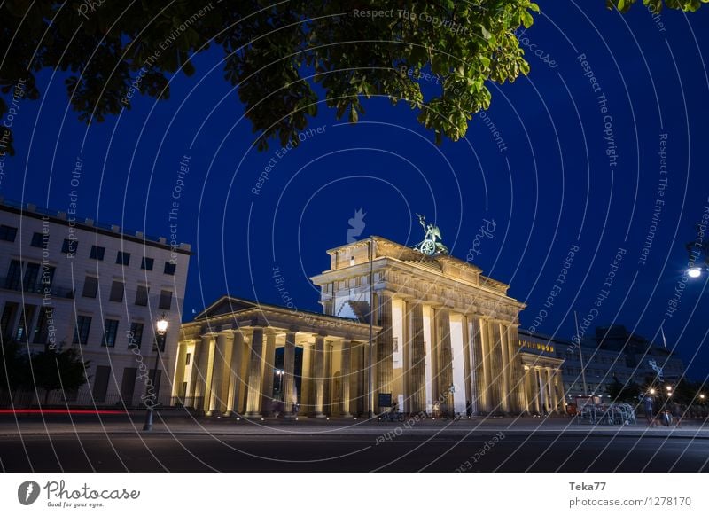 Brandenburg Gate II Vacation & Travel Sightseeing Night life Human being Berlin Town Capital city Facade Tourist Attraction Landmark Monument Adventure Esthetic