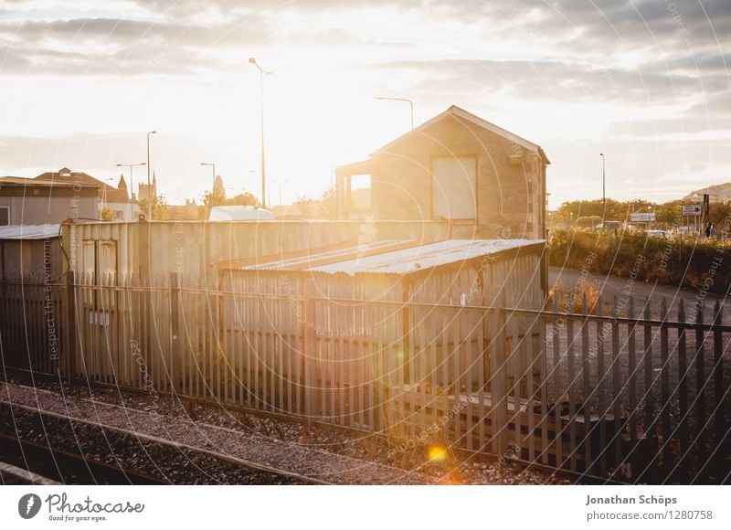 summer evening House (Residential Structure) Esthetic Cheap Uniqueness Contentment Joie de vivre (Vitality) Back-light Sun Lens flare Dazzle Fence Hut