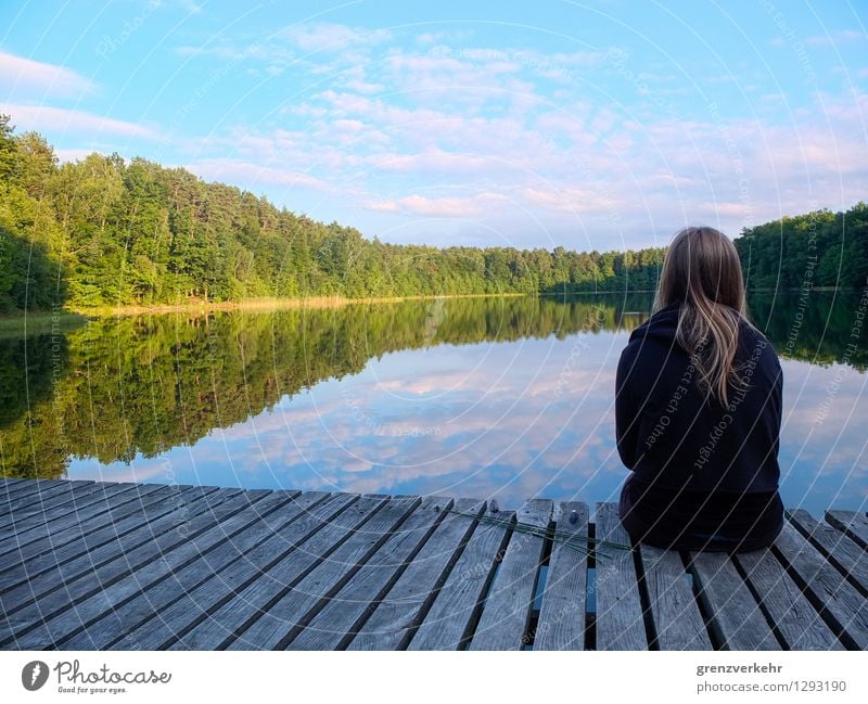 SEESUCHT Trip Lake Human being Young woman Youth (Young adults) 1 18 - 30 years Adults Water Lakeside Lake-plateau Footbridge Wood Turquoise Relaxation Calm