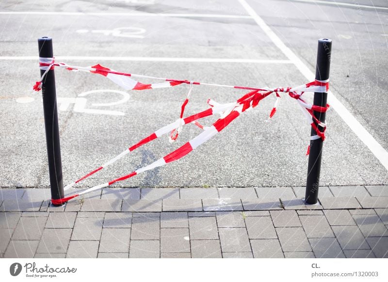 it flattaterte Transport Traffic infrastructure Road traffic Street Lanes & trails Barrier flutterband Parking lot Bollard Red White Colour photo Exterior shot